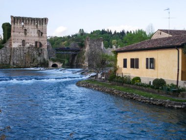 17 Nisan 2022 - Borghetto Konsolosu Minci-İtalya - Güzel şehir Borghetto Konsolosu Mincio, Verona, İtalya