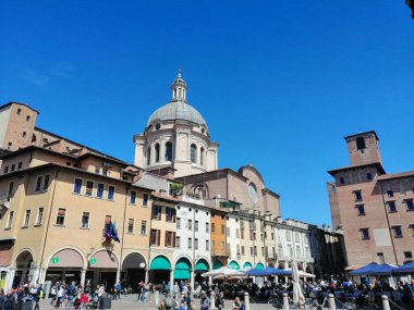 17 Nisan 2022-Mantua-İtalya-Güzel Piazza delle Erbe Mantua 'da bir kutlama günü, İtalya