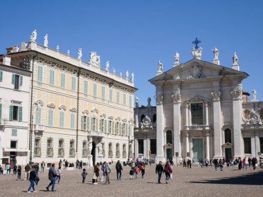 17 Nisan 2022-Mantova-İtalya-İtalya Mantua 'daki güzel Piazza Sorbello Katedrali ile birlikte bir kutlama günü boyunca