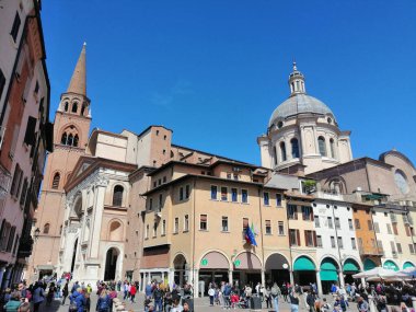 17 Nisan 2022-Mantua-İtalya-Güzel Piazza delle Erbe Mantua 'da bir kutlama günü, İtalya