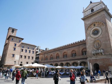 17 Nisan 2022-Mantua-İtalya-Güzel Piazza delle Erbe Mantua 'da bir kutlama günü, İtalya