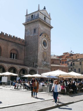 17 Nisan 2022-Mantua-İtalya-Güzel Piazza delle Erbe Mantua 'da bir kutlama günü, İtalya