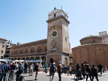 17 Nisan 2022-Mantua-İtalya-Güzel Piazza delle Erbe Mantua 'da bir kutlama günü, İtalya