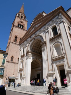 17 Nisan 2022-Mantua-İtalya-Güzel Piazza delle Erbe Mantua 'da bir kutlama günü, İtalya