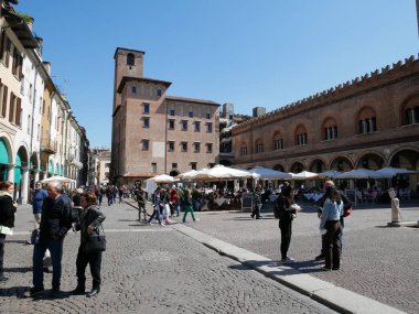 17 Nisan 2022-Mantua-İtalya-Güzel Piazza delle Erbe Mantua 'da bir kutlama günü, İtalya