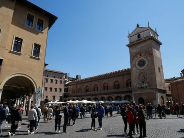 17 Nisan 2022-Mantua-İtalya-Güzel Piazza delle Erbe Mantua 'da bir kutlama günü, İtalya
