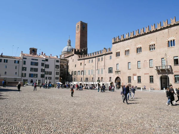 17 Nisan 2022-Mantua-İtalya Mantua 'daki güzel Piazza Sorbello Kutlama Günü sırasında, İtalya