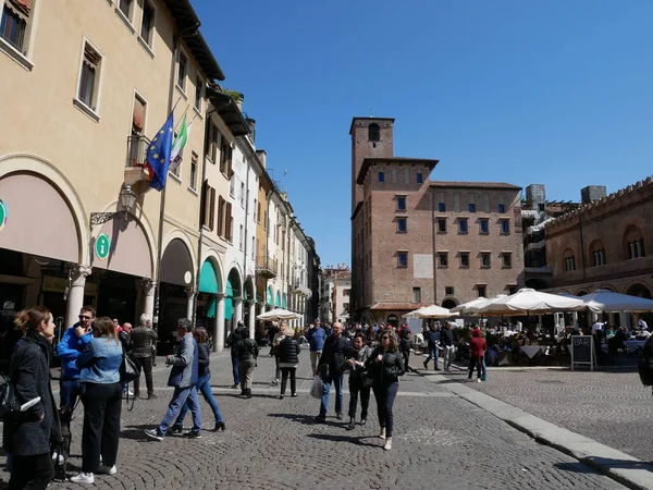 17 Nisan 2022-Mantua-İtalya-Güzel Piazza delle Erbe Mantua 'da bir kutlama günü, İtalya