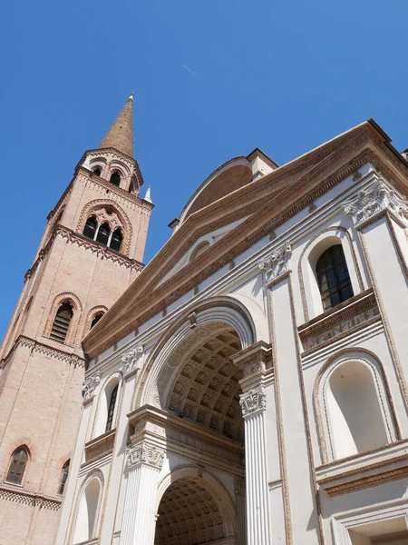 17 Nisan 2022-Mantua-İtalya-Güzel Piazza delle Erbe Mantua 'da bir kutlama günü, İtalya