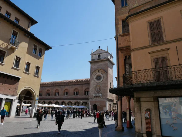 17 Nisan 2022-Mantua-İtalya-Güzel Piazza delle Erbe Mantua 'da bir kutlama günü, İtalya