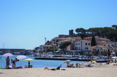 14 Haziran 2022 - Elba Adası - İtalya - Marina di Campo 'nun güzel plajı, Tuscany' deki Elba Adası 'nın güneyinde.