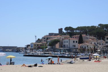 14 Haziran 2022 - Elba Adası - İtalya - Marina di Campo 'nun güzel plajı, Tuscany' deki Elba Adası 'nın güneyinde.