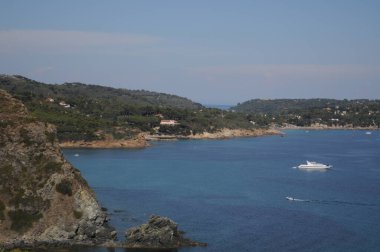 Tuscany 'deki Elba adasının görkemli doğasının manzarası