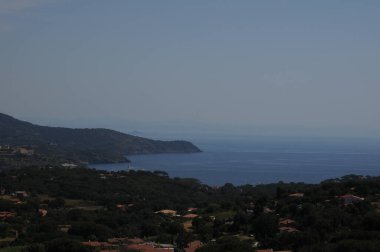 Tuscany 'deki Elba adasının görkemli doğasının manzarası