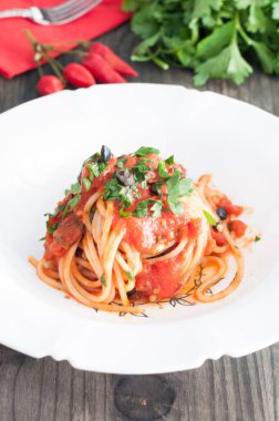 Puttanesca soslu spagetti, tipik İtalyan tarifi.