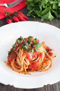 Puttanesca soslu spagetti, tipik İtalyan tarifi.