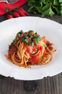 Puttanesca soslu spagetti, tipik İtalyan tarifi.