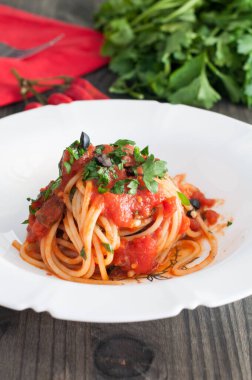 Puttanesca soslu spagetti, tipik İtalyan tarifi.