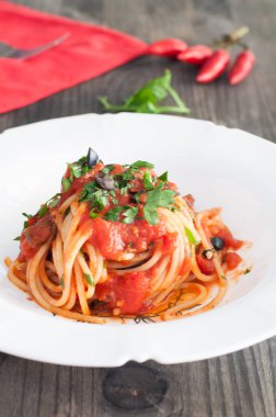 Puttanesca soslu spagetti, tipik İtalyan tarifi.