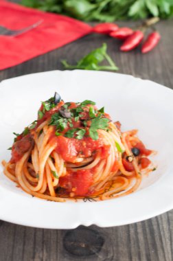 Puttanesca soslu spagetti, tipik İtalyan tarifi.