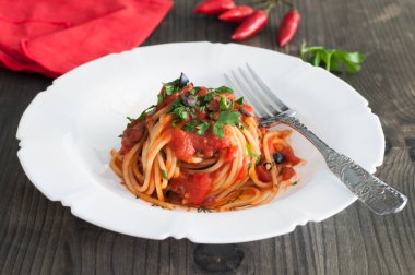 Puttanesca soslu spagetti, tipik İtalyan tarifi.