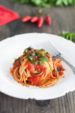 Puttanesca soslu spagetti, tipik İtalyan tarifi.