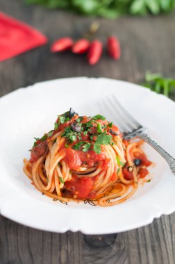 Puttanesca soslu spagetti, tipik İtalyan tarifi.