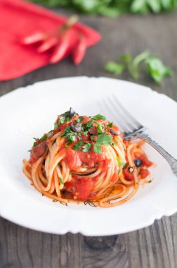 Puttanesca soslu spagetti, tipik İtalyan tarifi.