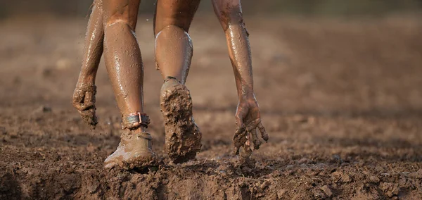 Çamur Koşucuları Bacakların Ayrıntıları Çamurlu Koşu Ayakkabıları Çamurda Bir Koşu — Stok fotoğraf