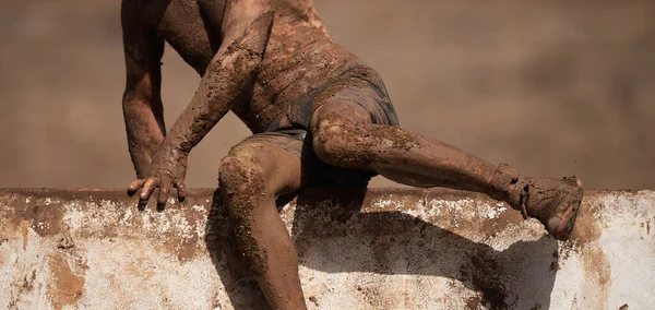 Mud Race Runners Running Participant Jump Concrete Wall Obstacle — Stock Photo, Image