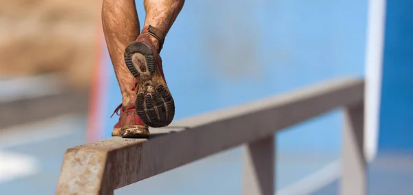 Corredores Corrida Lama Participante Caminhando Sobre Obstáculo Pega Equilíbrio — Fotografia de Stock