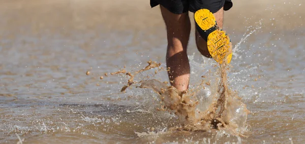 Suyun Içinde Koşan Insan Ayaklarının Yakın Plan Çekimi Spor Sırasında — Stok fotoğraf
