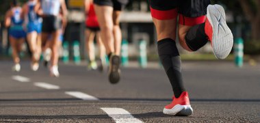 Maraton koşusu, insanlar şehir yolunda yürüyor.