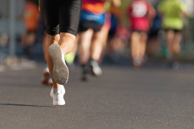Maraton koşusu, insanlar şehir yolunda yürüyor.