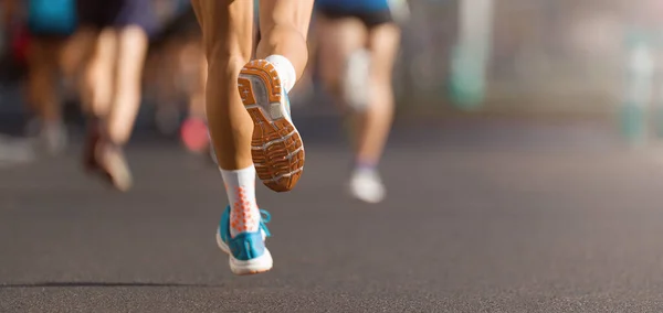 Maraton Futóverseny Emberek Lábai Városi Úton — Stock Fotó