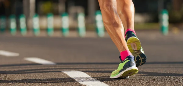 Idrottare Löpare Fötter Som Springer Väg Nära Upp Sko Maraton — Stockfoto