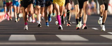 Maraton koşusu, insanlar şehir yolunda, koşucular şehirde maraton koşuyor.