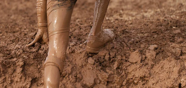 Detalhe Corredor Corrida Lama Das Pernas Tênis Corrida Enlameados Uma — Fotografia de Stock