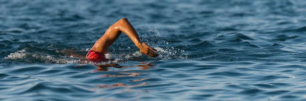 Yüzücü Adam Mavi Denizde Sürünüyor Triatlona Hazırlanıyor — Stok fotoğraf
