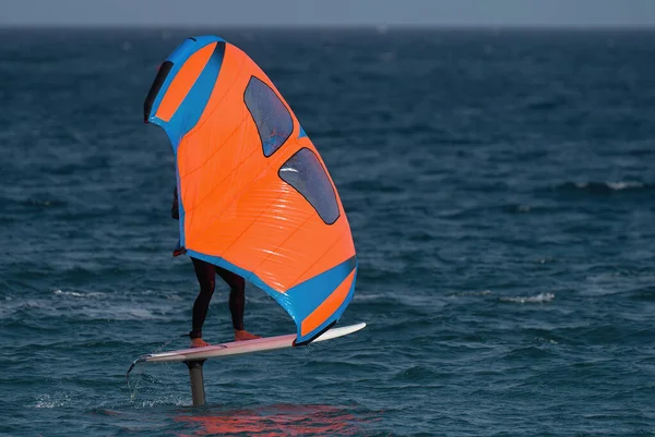 Ένας Άνθρωπος Είναι Φτερό Foiling Χρησιμοποιώντας Χειρός Φουσκωτά Φτερά Και — Φωτογραφία Αρχείου