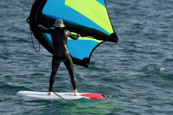 Ένας Άνθρωπος Είναι Φτερό Foiling Χρησιμοποιώντας Χειρός Φουσκωτά Φτερά Και — Φωτογραφία Αρχείου