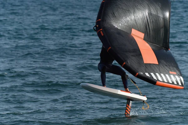Bir Adam Bilgisayarı Şişirilebilir Kanatları Mavi Okyanusta Hidrofolyo Sörf Tahtalarını — Stok fotoğraf