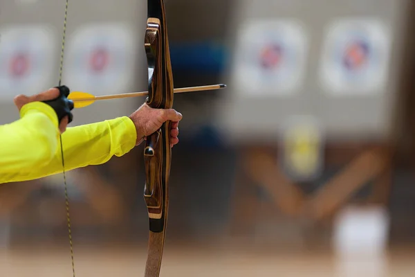 Archer Segura Seu Arco Apontando Para Alvo Tiro Com Arco — Fotografia de Stock