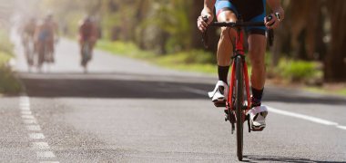 Bisiklet süren bir erkek bisikletçi, yaz yolunda bisiklet süren bir adam. Triatlon ya da bisiklet yarışması için antrenman