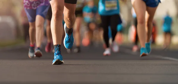 Maraton Koşusu Insanlar Şehir Yolunda Koşuyor — Stok fotoğraf