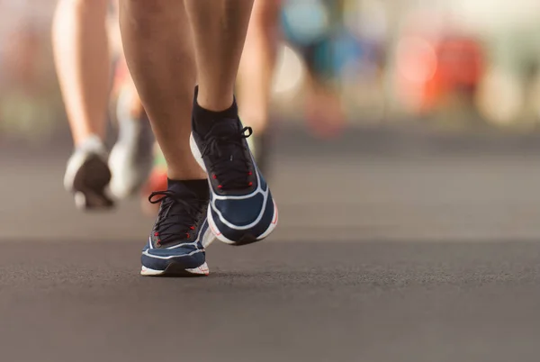 马拉松比赛 人们在城市道路上跑步 — 图库照片