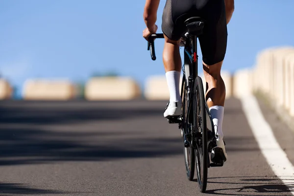 男性自転車レース自転車に乗る 田舎の夏の道路で男サイクリング トライアスロン又はサイクリング競技のトレーニング — ストック写真