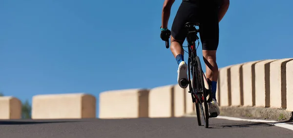 Αρσενικό Ποδηλάτης Ιππασία Αγωνιστικά Ποδήλατο Άνθρωπος Ποδηλασία Στην Ύπαιθρο Καλοκαιρινό — Φωτογραφία Αρχείου