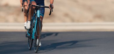 Bisiklet yarışması, yüksek hızda yarışan bisiklet sporcuları. Bisikletli sporcular triatlon bisikletinde bisiklet süren kadınlar.