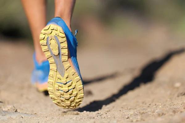 Αθλητής Τρέχει Πόδια Αθλητισμού Στο Μονοπάτι Επιλεκτική Εστίαση Στη Σόλα — Φωτογραφία Αρχείου